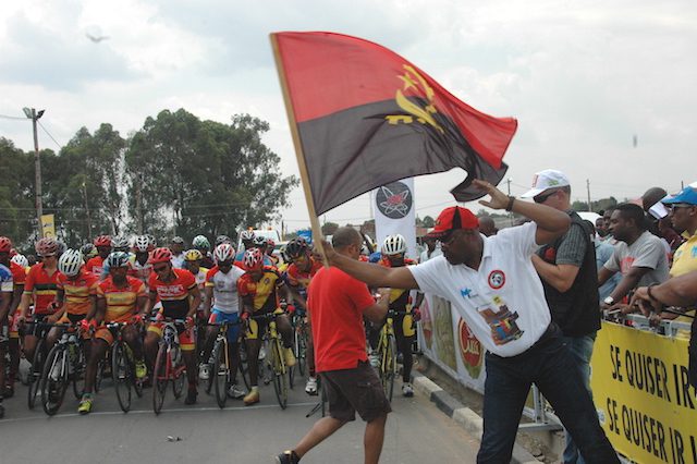 O Secretário de Estado dos Desportos, Albino da Conceição, no Kuito, dando início à 1ª etapa da Volta a Angola em bicicleta, num percurso de 180 kms. até ao Huambo, presença dos governadores das 2 províncias, respectivamente, Álvaro Boavida Neto e Kundi Paiama. (Foto: Portal de Angola)