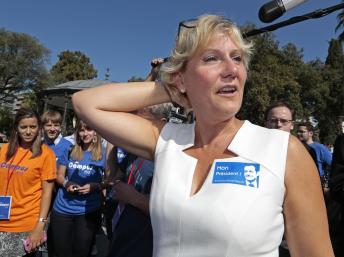 Nadine Morano, a dirigente dos Republicanos, que declarou que o povo francês é de raça branca, sendo afastada das listas das próximas eleições regionais (REUTERS/Eric Gaillard)