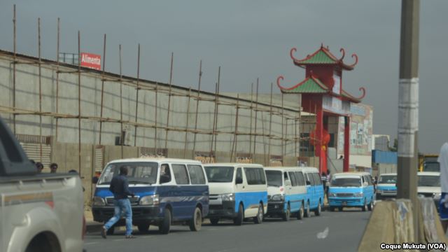 Taxistas ou kandongueiros na zona do Zango (Coque Mukuta/VOA)