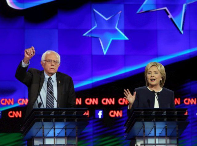 Bernie Sanders e Hillary Clinton lado a lado no debate em Las Vegas (Joe Raedle/Getty Images/AFP)
