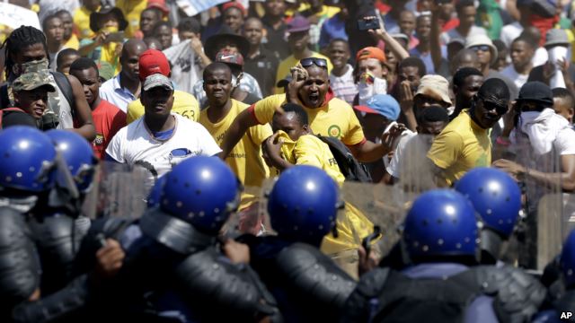 Estudantes manifestando contra a subida de propinas (AP)