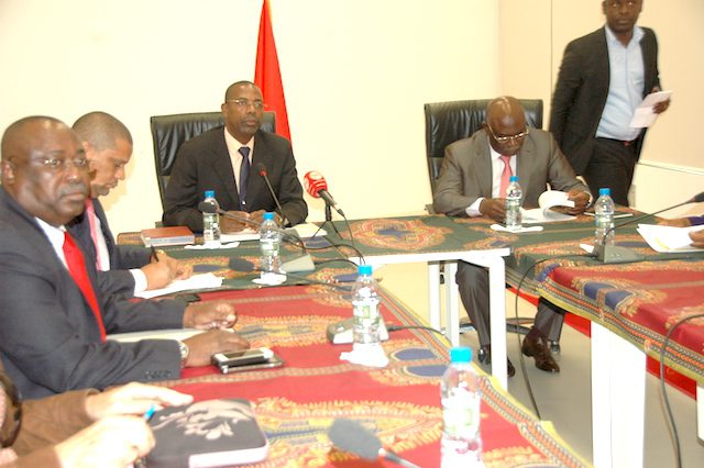 As delegações dos Ministérios da Juventude e Desportos e da Educação examinando os pormenores da parceria federativa. (Foto: Portal de Angola)