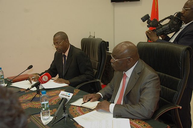 Os ministros no acto de apresentação da Federação Angolana do Desporto Escolar. (Foto: Portal de Angola)