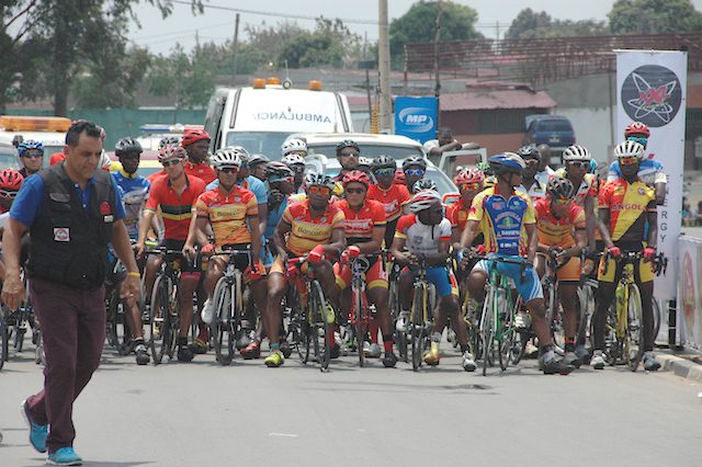 Justiniano Araújo, director executivo da Volta, nos momentos finais do início da prova. (Foto: Portal de Angola)