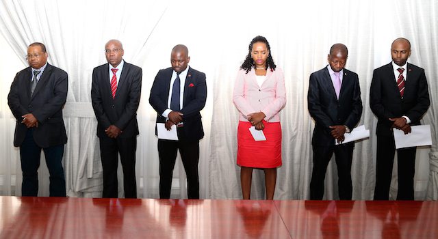 À esquerda, João Dias Pereira; Cardoso Domingos José; José Armando Bernardo Neto; Maria Salomé Filipe NGueve; Milton Gonçalves Fernandes; Arsénio Orlando Satyohamba. (Foto: José Cola)