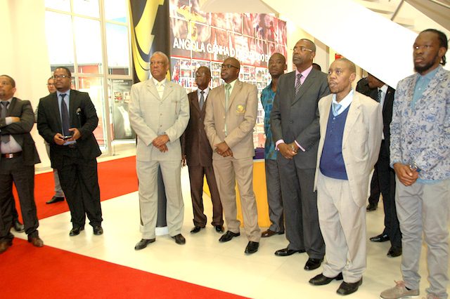 MVuzo MBebe, de fato bege e colete azul, ao lado do ministro da Juventude e Desportos, Gonçalves Muandumba, durante a última visita em Luanda, Agosto de 2015, para informações sobre os trabalhos da Vila Olímpica de Benguela. (Foto: Portal de Angola)