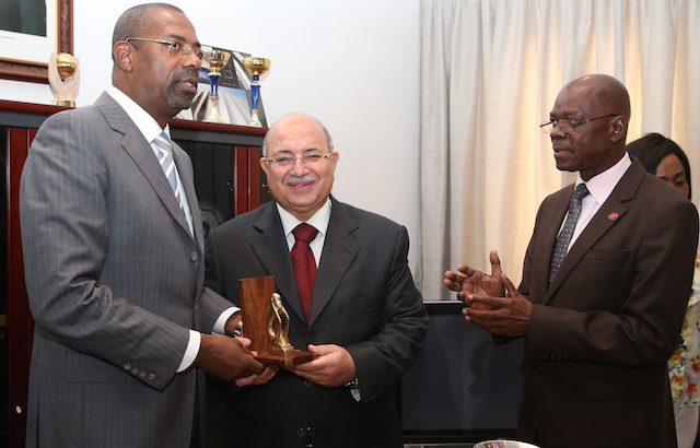O ministro da Juventude e Desportos, Gonçalves Muandumba, oferecendo uma estatueta Pensador a Wagui Azzam, presidente da UCI, após frutuosa troca de impressões de que resultaram promessas de apoio ao ciclismo angolano, além de patrocínios a provas internacionais. (Foto: José Cola)