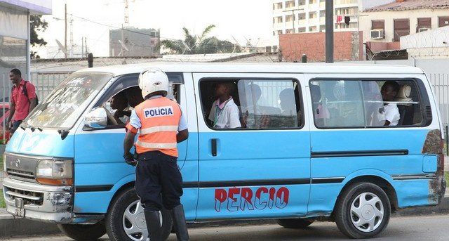 Taxistas, Luanda. (Foto: D.R.)