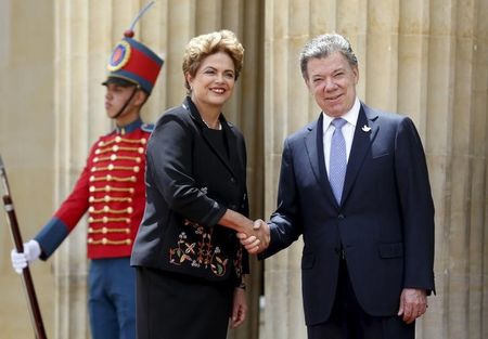 Presidente Dilma Rousseff cumprimenta o presidente colombiano Juan Manuel Santos em Bogotá. 9/10/2015. (REUTERS/John Vizcaino)