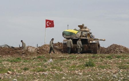 Tanque e soldados turcos próximo a cidade de Esme, na fronteira entre Turquia e Síria.  24/02/2015   (REUTERS/Stringer)