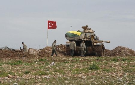 Tanque e soldados turcos próximo a cidade de Esme, na fronteira entre Turquia e Síria. 24/02/2015 (REUTERS/Stringer)