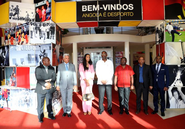A tradicional foto de família, com o sol a dar brilho à satisfação mútua. (Foto: Famoroso Gonga)