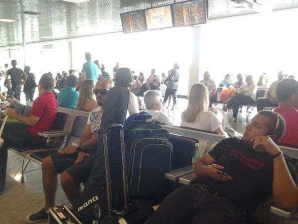 Passageiros esperam voo no aeroporto de Congonhas, em São Paulo, na tarde de domingo (8) (Foto: Simone Cunha/G1)