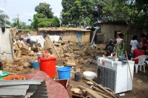 Casas destruidas pela chuva no Dundo (Foto: JA)