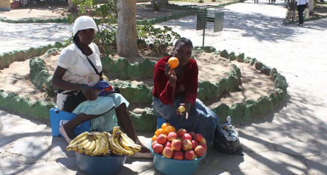 Vendedoras de frutas e vegetais (Foto: José Krithinas)