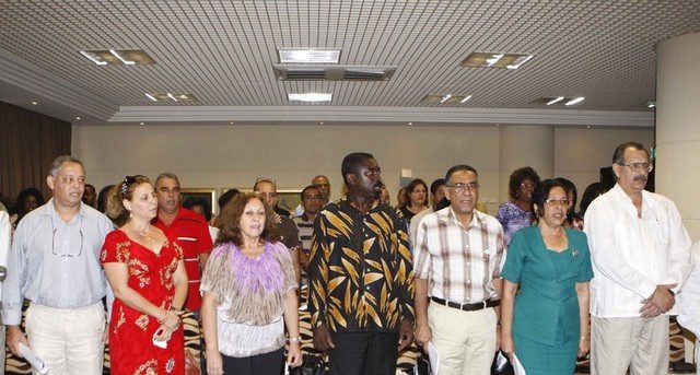 Membros da Comunidade Cubana em Angola (Foto: Antonio Escrivao)