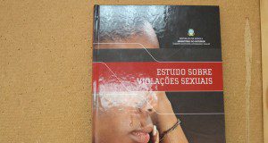  Livro sobre "Estudo sobre violações sexuais" (Foto: Clemente Santos)