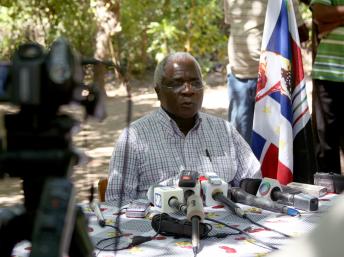 Afonso Dhlakama, líder da Renamo, em 2013 na Gorongosa (centro): ainda não é adquirido que ele esteja amanhã em Maputo (AFP FOTO / JINTY JACKSON)