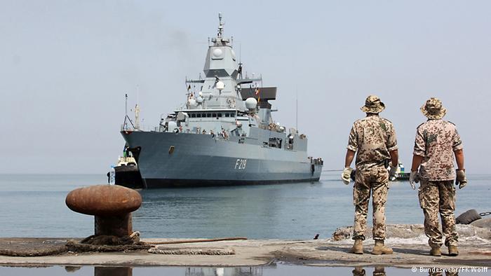A fragata alemã "Sachsen F 219" no porto de Djibouti. No leste de África, soldados alemães combatem a pirataria. (dw.de)