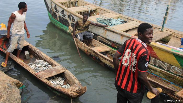 Barco de pesca no porto de Sekondi-Takoradi, uma cidade na região petrolífera do Gana (dw.de)