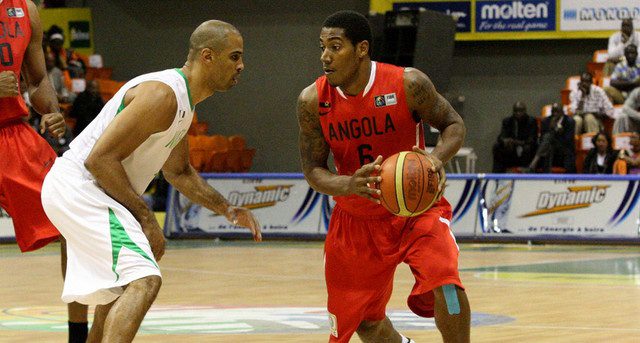 Carlos Morais com a bola (Angola X Nigéria) (Foto: Clemente Dos Santos)