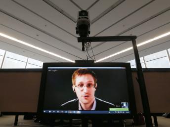 Edward Snowden participa de teleconferência no Parlamento Europeu em Estrasburgo. (Reuters/Vincent Kessler)