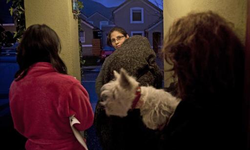 Família espera do lado de fora de casa após terremoto de 6,4 graus Richter em Santiago, 23 de agosto de 2014 (Foto de Martin Bernetti/AFP)