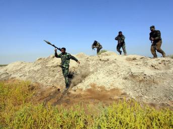 Combatentes xiitas leais ao clérigo Moqtada al-Sadr fazem treinamento para lutar contra os jihadistas do Estado Islâmico. (Foto: Reuters)