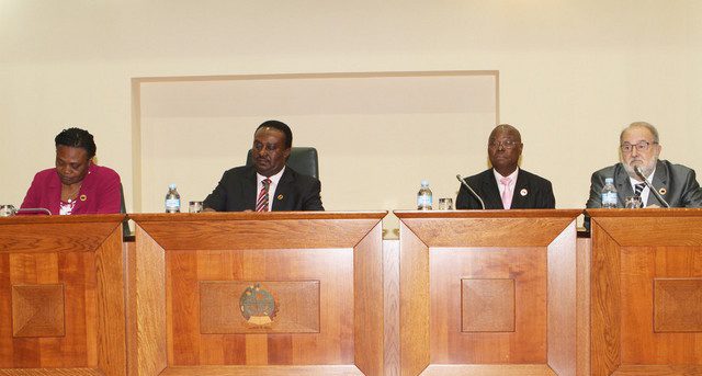 Mesa de Presudium da Reunião da Comissão Permanente da Assembleia Nacional (Foto: Clemente dos Santos)