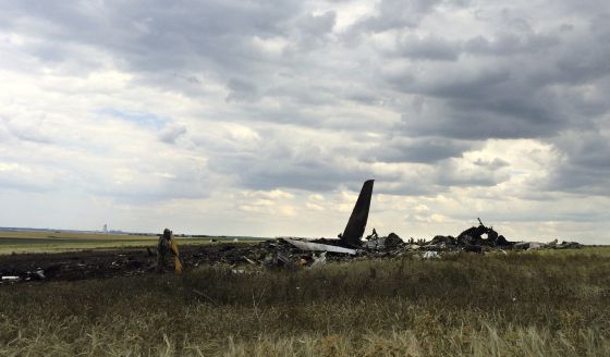 Restos do avião derrubado no aeroporto de Luhansk. / Evgeniy Maloletka (AP)