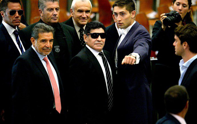 Maradona participa de encontro de jogadores no Vaticano (Foto: AFP) 