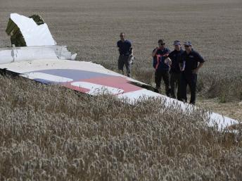 Destroços do avião da Malaysia Airlines em zona de guerra na Ucrânia. (REUTERS)