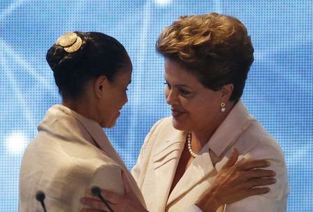 Reuters/Reuters - As candidatas à Presisência Marina Silva e Dilma Rousseff se cumprimentam durante debate da TV Bandeirantes em 26 de agosto. (REUTERS/Paulo Whitaker)