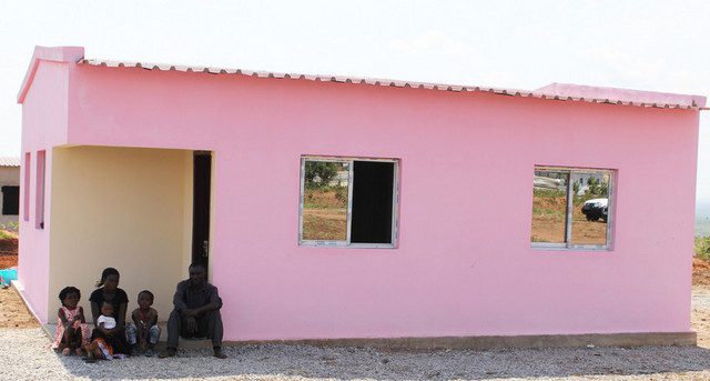 Residências entregues aos refugiados em Malanje (Foto: Angop)