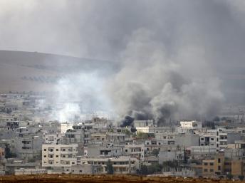 A cidade de Kobane, na Síria, continua palco de combates intensos entre curdose jihadistas, no dia 12 de outubro 2014, enquanto a Turquia é pressionado a agir contra os radicais islâmicos. (REUTERS/Umit Bektas)