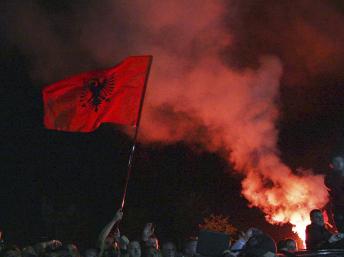 Partida entre Sérvia e Albânia foi interrompida na terça-feira (14), após confusão. (REUTERS/Arben Celi)