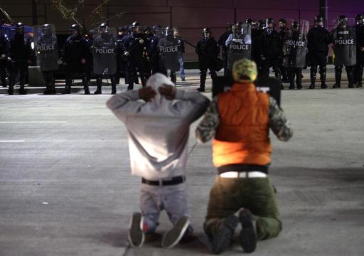 Manifestantes protestam contra o assassinato do jovem negro Michael Brown, em Saint Louis, em 12 de outubro de 2014 (Foto de Joshua LOTT/AFP)