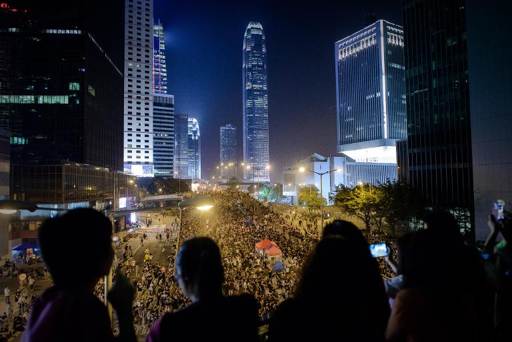      Manifestantes pró-democracia reunidos nas principais ruas do centro de Hong Kong  (Foto de PHILIPPE LOPEZ/AFP)