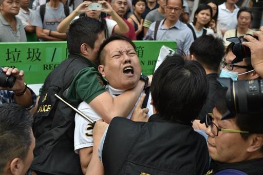 Policiais prendem um manifestante contrário à ocupação (Foto de PEDRO UGARTE/AFP)