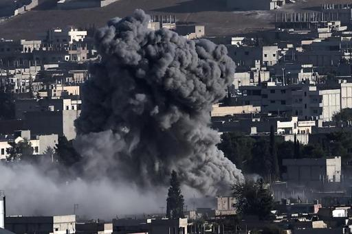 Fumaça é vista após ataque áereo da coalizão liderada pelos Estados Unidos à cidade síria de Ain al-Arab, conhecida como Kobane, em 10 de outubro de 2014 (Foto de ARIS MESSINIS/AFP)
