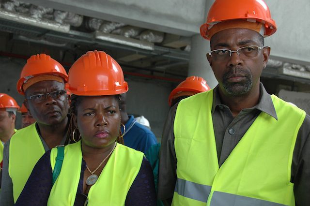 O ministro, no acto de inspecção das obras da Academia. (Foto: Portal de Angola)