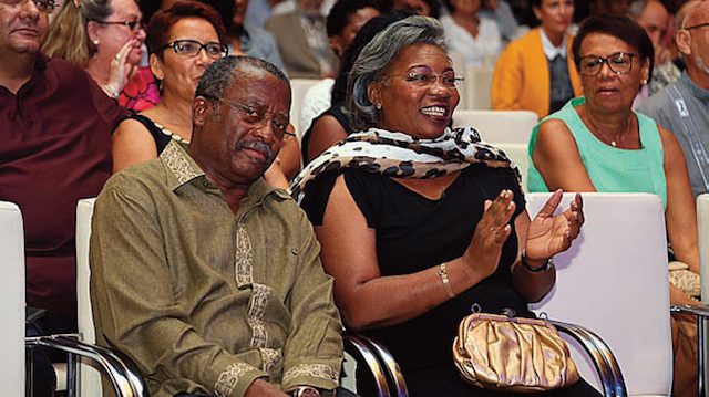 A ministra da Cultura, Rosa da Cruz e Silva e esposo. (Foto: D.R.)