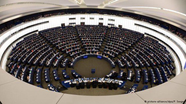 Eurodeputados durante uma sessão plenária do Parlamento Europeu, em Estrasburgo, na França (DPA)