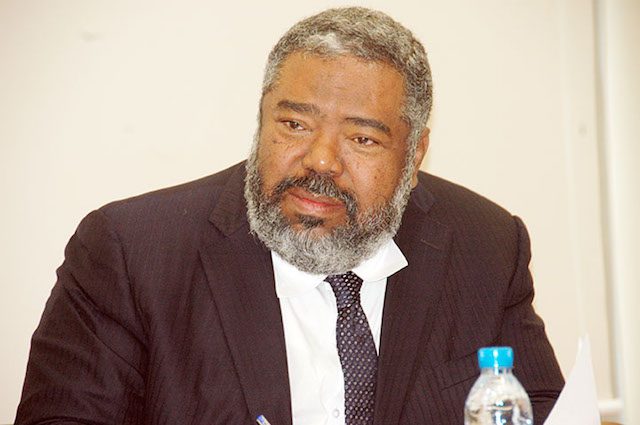 O representante da Presidência da República, Flávio Saraiva de Carvalho Fonseca, ex-embaixador de Angola nos Emirados Árabes Undidos e antigo atleta praticante de andebol no ex-Liceu Paulo Dias de Novais, em Luanda. (Foto: Portal de Angola)