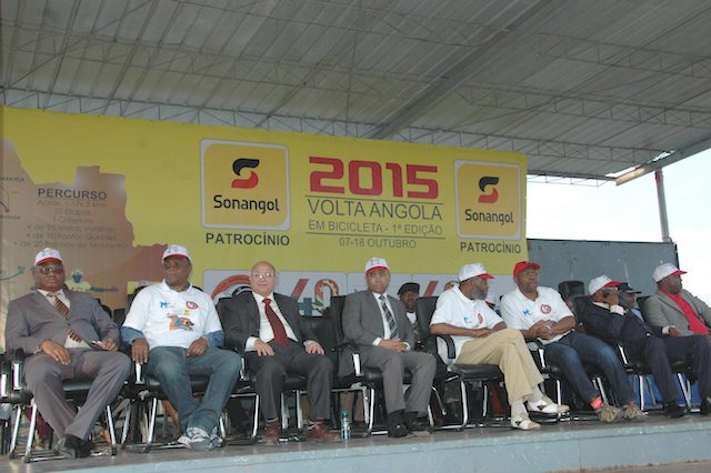 Dirigentes na tribuna-Huambo, assistindo a chegada dos atletas. (Foto:Portal de Angola.)