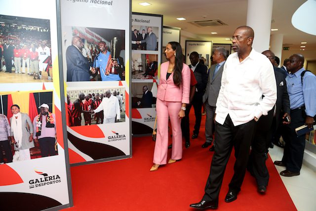 A ministra da Juventude e Recursos Humanos de Cabo Verde visitou demoradamente a Galeria dos Desportos, na companhia do seu homólogo, Gonçalves Muandumba (Foto: Famoroso Gonga) 