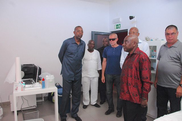 Observando as condições do centro médico de apoio à selecção. (Foto: Portal de Angola)