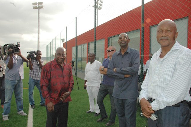 Assistindo aos treinos da selecção (Foto: Portal de Angola)