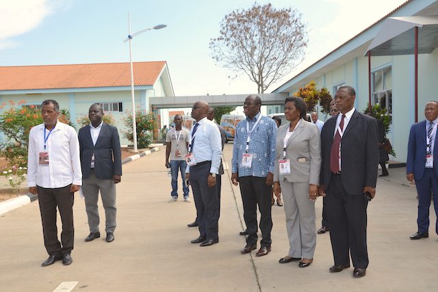 Presenciando o Hino Nacional. (Foto: Portal de Angola)