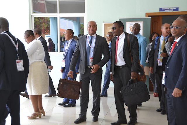 O ministro de Moçambique (Foto: Portal de Angola)